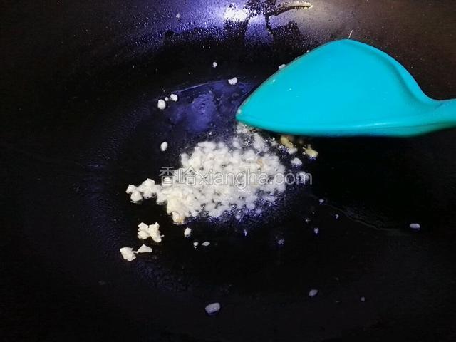 火热入油，开大火，加入沙姜，炒出香味。