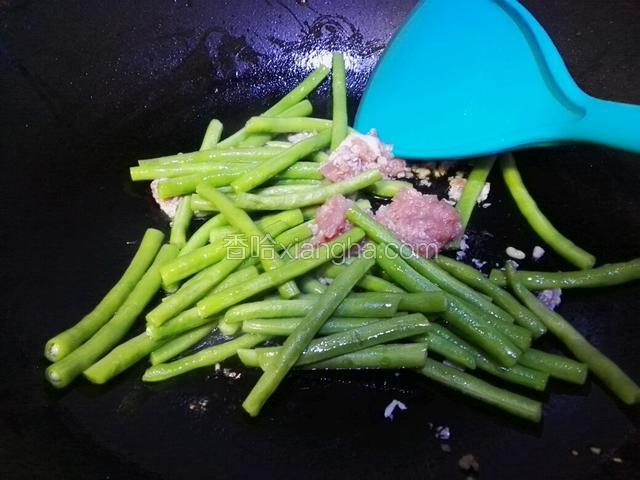 加入豆角、肉末，中火翻炒。