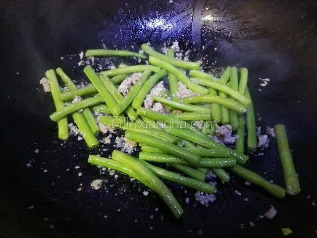 加入少量开水，肉末煮熟，加入适量盐，鸡精便可关火。