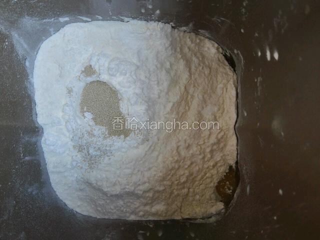 把这些料全部放入面包机