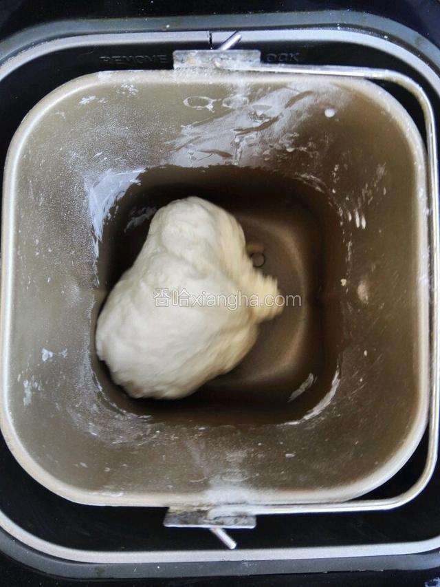 按下发酵健，剩下的工作就交给面包机了，没有面包机，就只能用手揉面，有些麻烦。