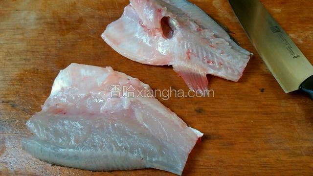片下鱼身，片成鱼片。