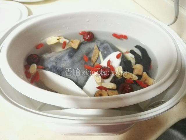 炖盅加入两碗半水，炖好就是3碗汤。