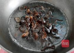 肉碎蒜香炒木耳的做法图解2