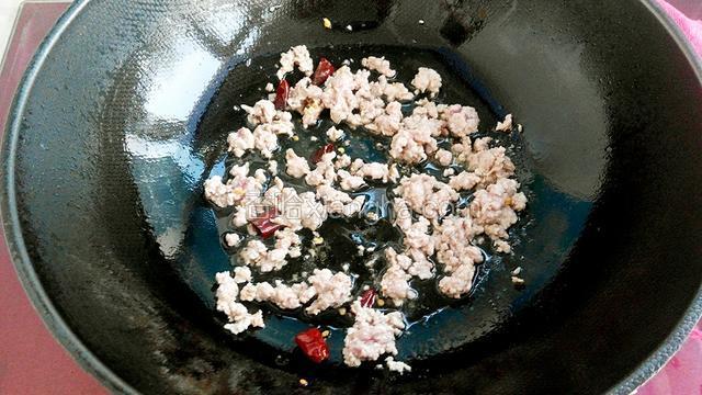 放入肉末炒散。