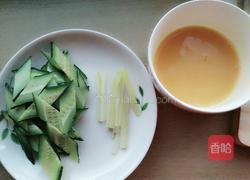 黄瓜木耳炒蛋的做法图解2