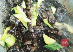 黄瓜木耳炒蛋的做法图解4