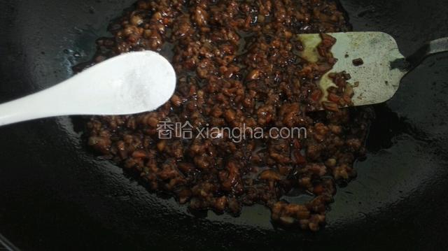 翻炒两分钟加入盐拌均出锅！