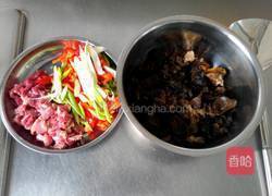 木耳炒肉(牛肉)的做法图解1