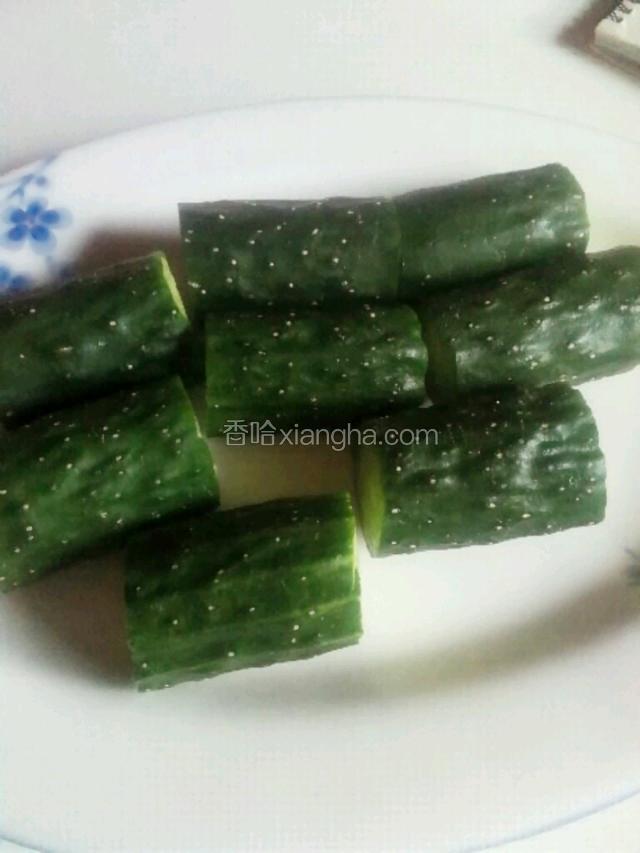 黄瓜切成五，六厘米小段(随自己)