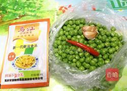 榨菜丁炒小青豆的做法图解1