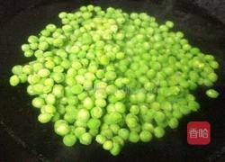 榨菜丁炒小青豆的做法图解3