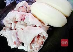 莲藕猪脚煲的做法图解1