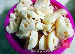 莲藕猪脚煲的做法图解2