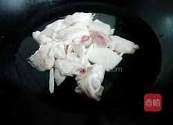 莲藕猪脚煲的做法图解3