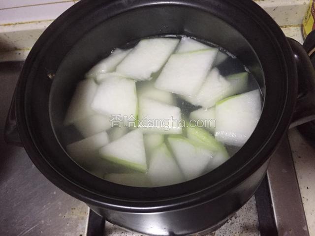 放入冬瓜片和干贝一起煮，约20分钟。