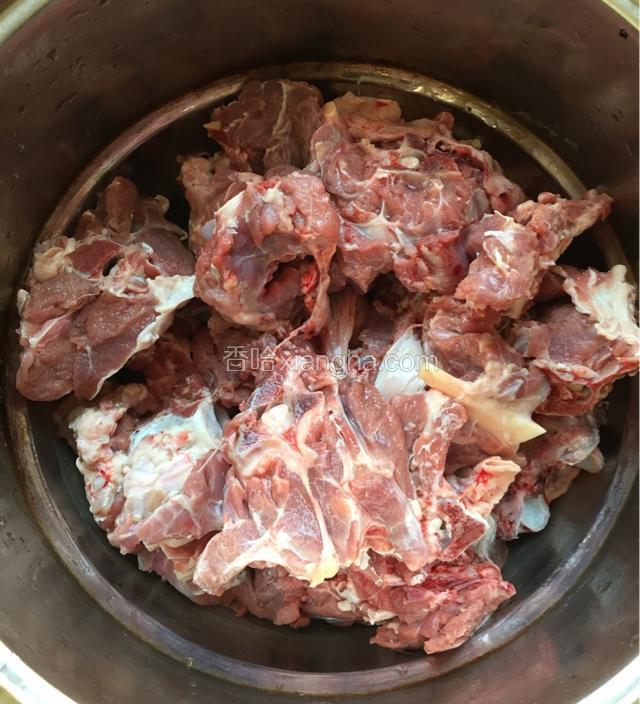 将羊蝎子洗净，沥干水份；