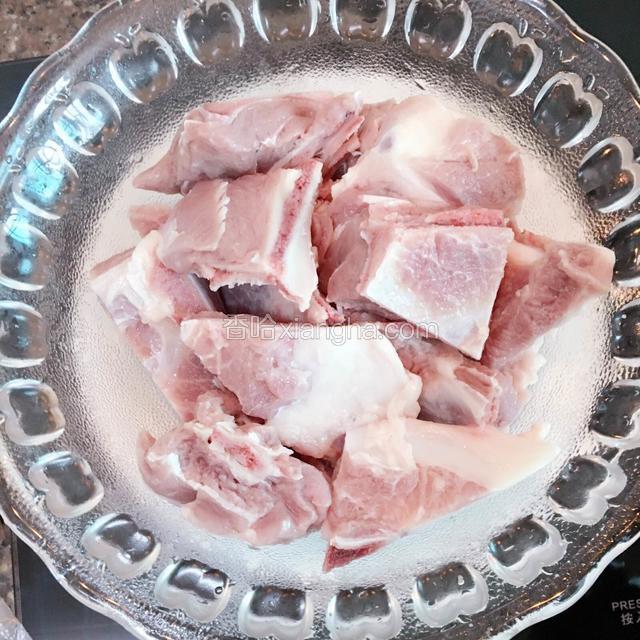 如果你买的是无污染猪骨、则可以用清洗浸泡猪骨15-20分钟后沥干。普通猪骨则用开水加四片姜片将猪骨灼几分钟，可以起到去腥同时灼出脏血水。