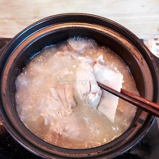 将猪骨煲至骨肉分离、加入适量的盐