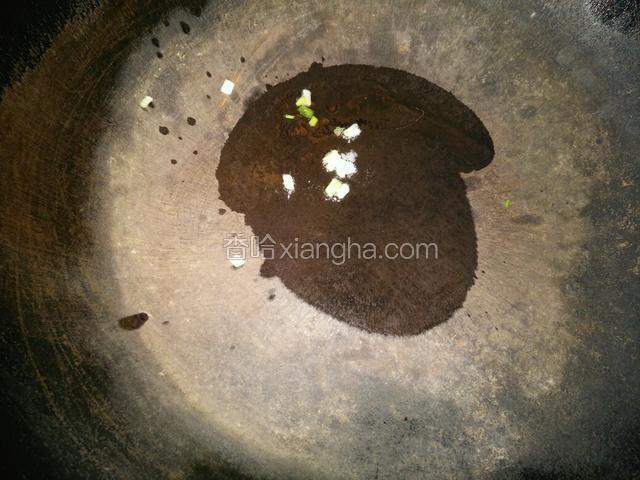热锅，下少量花生油，丢几粒葱白下去爆香