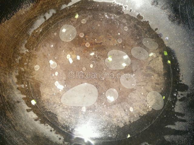 用汤碗取适量清水倒入锅中