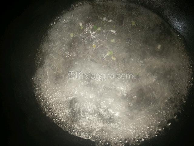烧开后先入冲干净的粉丝煮熟，调入适量盐和鸡精（建议用高汤，这样不用鸡精也能更鲜美）