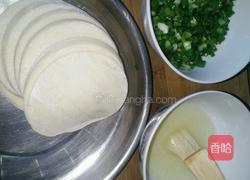 饺子皮葱香饼的做法图解1
