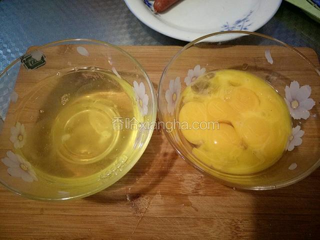 生鸡蛋打开，蛋黄蛋白分离