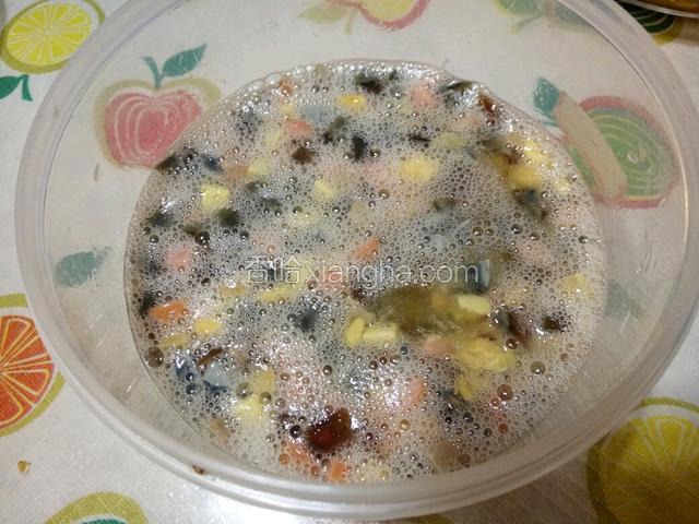 蒸锅中加足量水开火加热，把切好的彩蛋丁和鸡蛋清放在容器中搅拌均匀