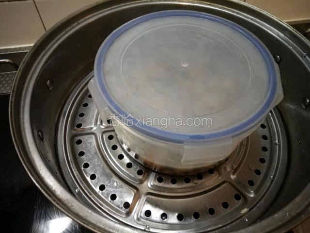 蒸锅水烧开后，放入盛有蛋清和彩蛋丁的容器，盖上盖子，大火蒸十五到二十分钟