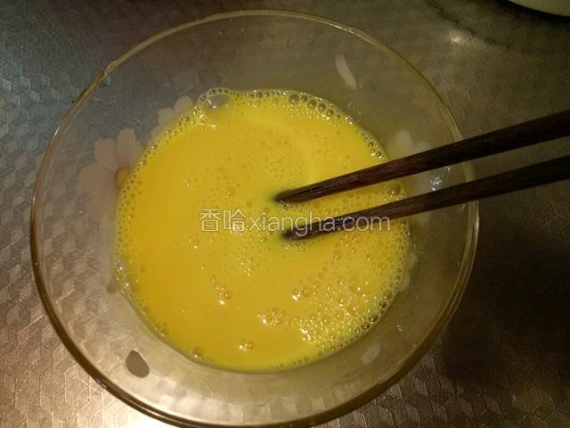 此时蛋黄中加一勺清水搅拌均匀