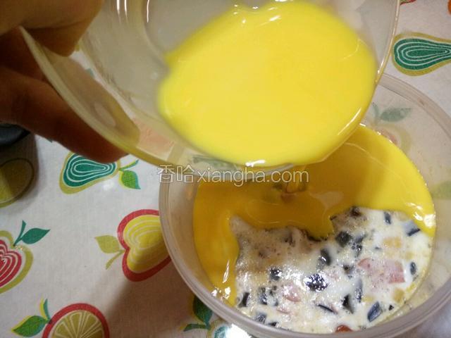 把过滤后的蛋黄液倒入容器中的蛋白上面