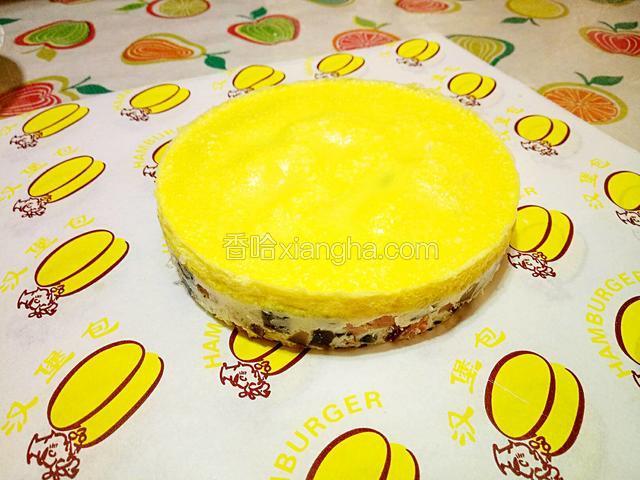用手轻轻从彩蛋膏底部把它从容器中脱出来