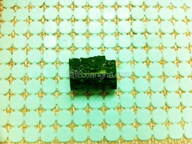 如图：在两边的边缘处左右各划上一刀，大概1/2处，再沿着开口处横切，将上面这块取出