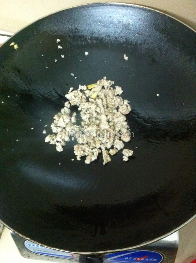 如图：热锅油7成热，放入蒜头，姜煸香，在放入剁好的猪肉，翻炒1分钟