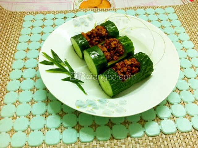 如图：将炒好的肉末，装入青瓜的凹槽内。就可以啦