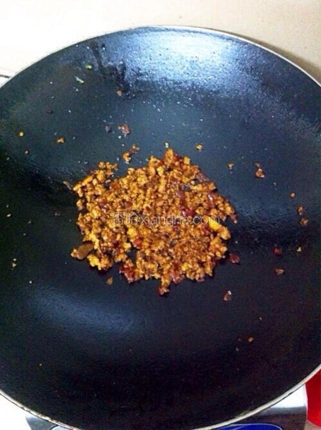 如图：炒出红油，翻炒两分钟
