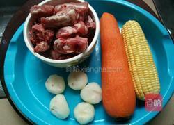 猪骨胡萝卜玉米马蹄汤的做法图解1