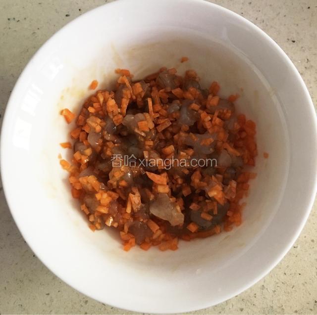 用筷子将所有材料搅拌均匀。