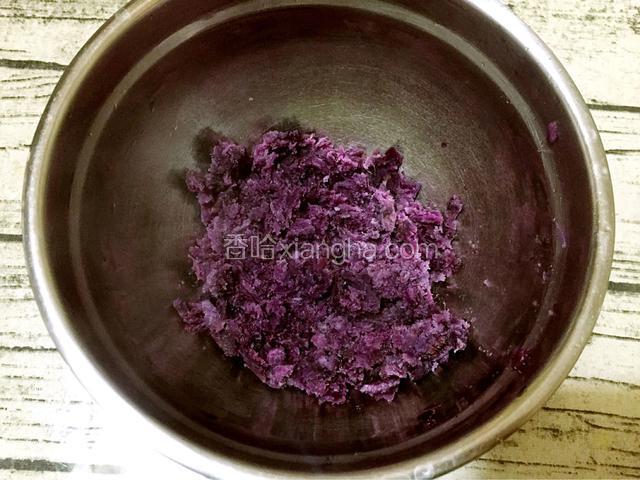 蒸熟后取出用勺子压成泥