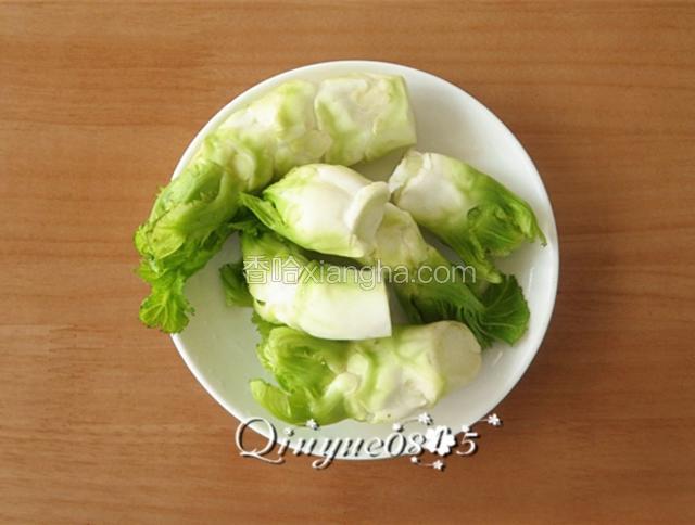 儿菜去除老茎清洗干净（鲜嫩翠绿的儿菜不用削外皮）