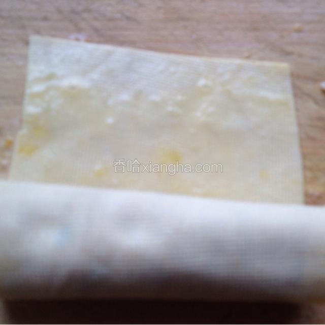 刷好蛋液卷起来