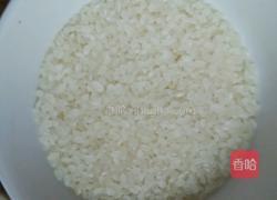 大米鸡蛋粥的做法图解1