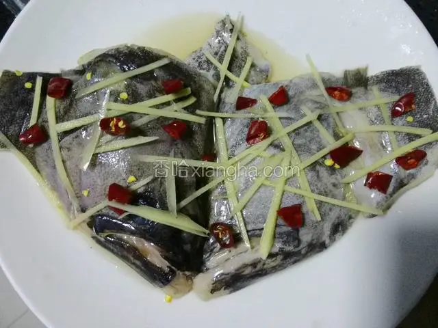 腌制的调料不要，摆盘放黄酒，胡椒粉，姜丝，干红椒。