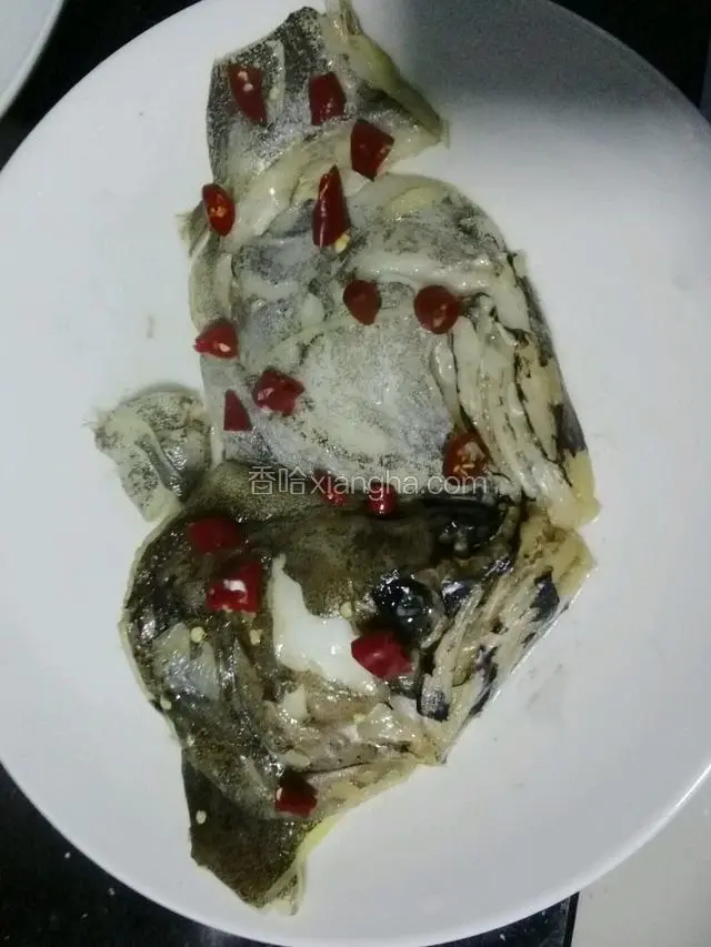 倒掉汤汁，拿掉姜丝。