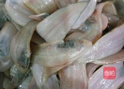 炖丰板鱼的做法图解1