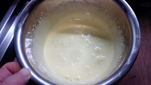 搅打至蛋黄糊泛白即可