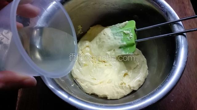 加入35克茶籽油，继续翻拌均匀