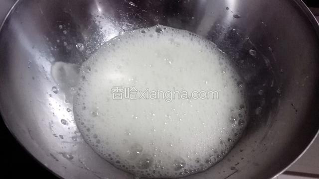 用电动打蛋器将蛋白打发至有粗泡时加入1/3的白糖（约20克），继续打发