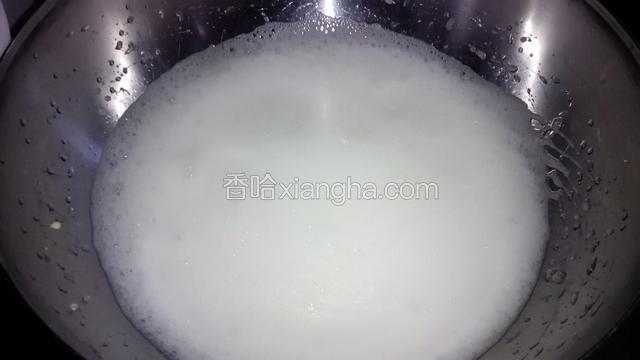 当泡沫便细密时，再加入1/3的白糖，继续打发